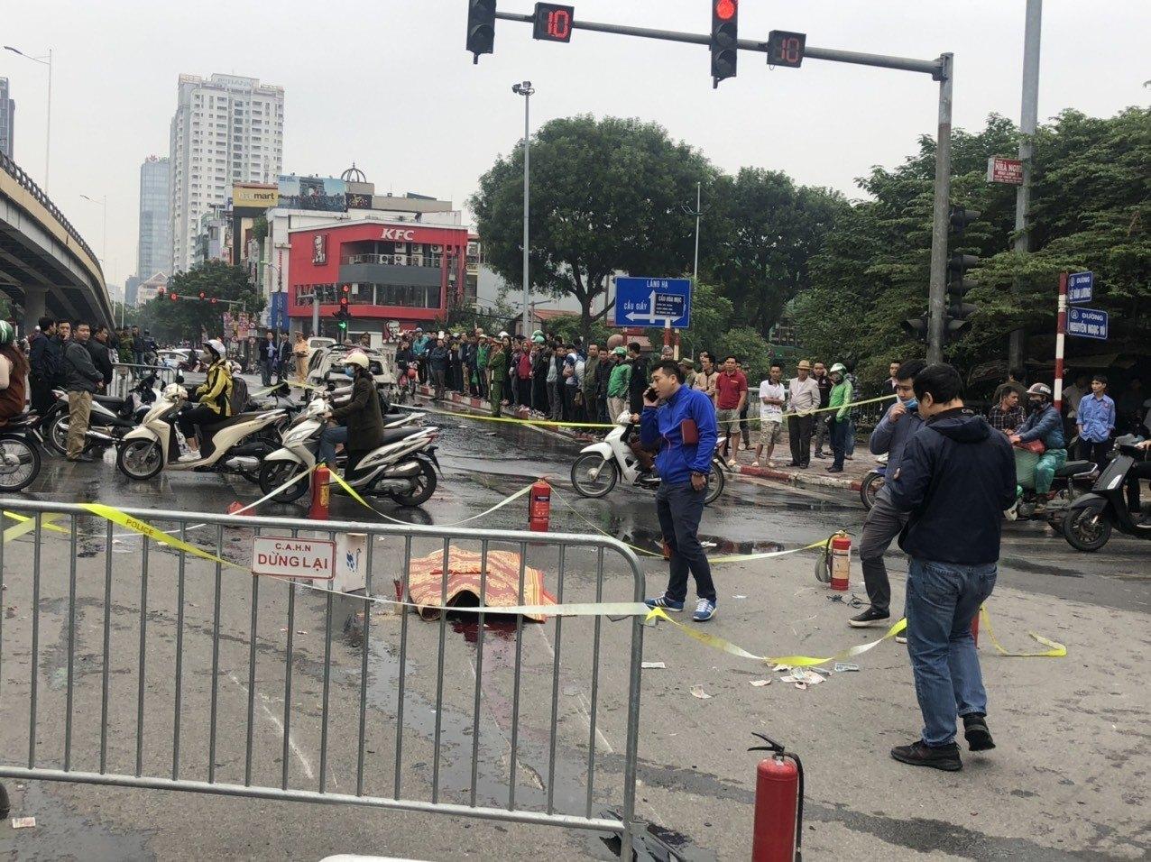 Clip: Nữ tài xế lái xe Mercedes cháy ngùn ngụt ở Hà Nội hoảng loạn chạy khỏi hiện trường-5