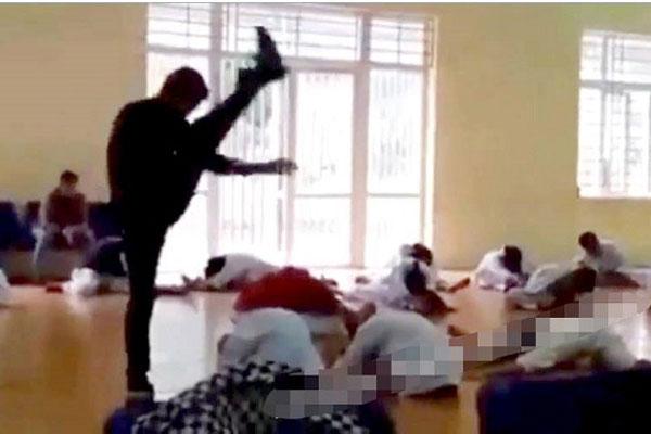 Thầy dạy võ đấm, đá, đạp liên tiếp các học trò trần tình: Tôi chỉ làm màu-1