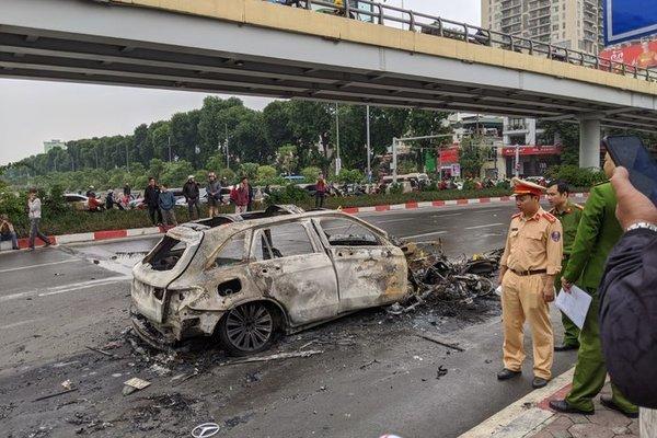 Mercedes cháy rực làm 1 người chết: Nữ tài xế đi giày cao gót trình diện-2