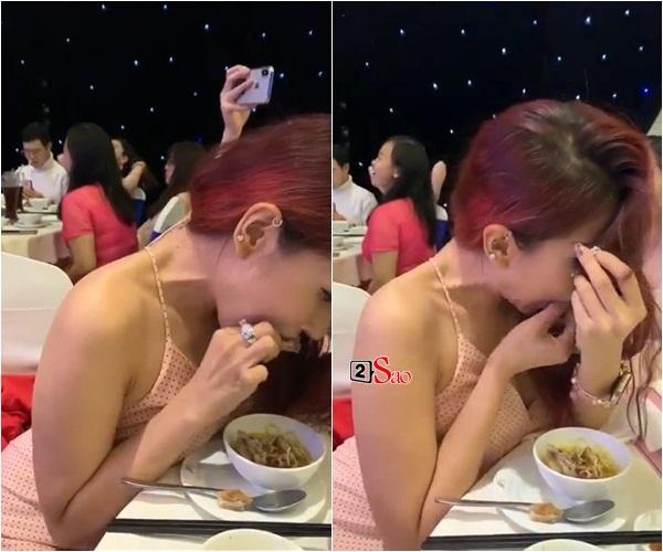 Clip Khả Như ăn như chết đói trong đám cưới bỗng nhiên bị đào mộ, gây sốc trên phạm vi quốc tế-4