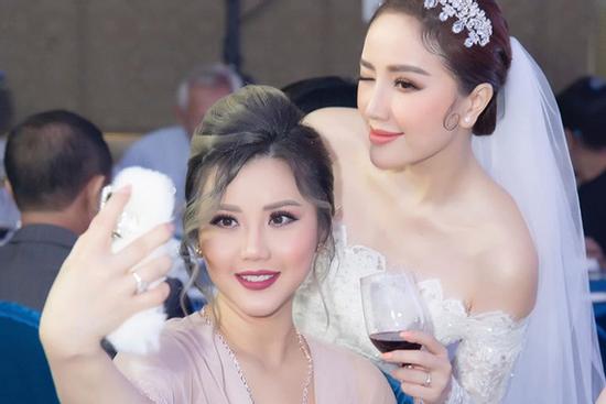 Lộ diện chị cả kín tiếng, sở hữu nhan sắc cực xinh đẹp của ca sĩ Bảo Thy