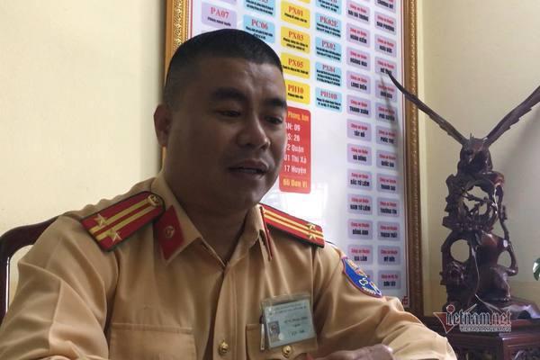 CSGT lao vào cứu người mắc kẹt trong vụ cháy Mercedes-1