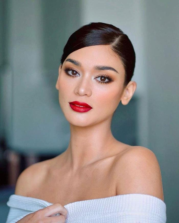 Thử sức với layout trang điểm Thái Lan, Hoa hậu Hoàn vũ 2015 - Pia Wurtzbach (Philippines) gây bất ngờ vì xinh đẹp ngỡ ngàng.