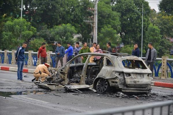 Vụ xe Mercedes gây tai nạn chết người rồi bốc cháy: Nữ tài xế khai gì?-3