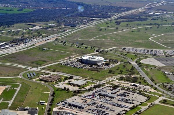 2 ngôi mộ bí ẩn trên đường băng sân bay-5