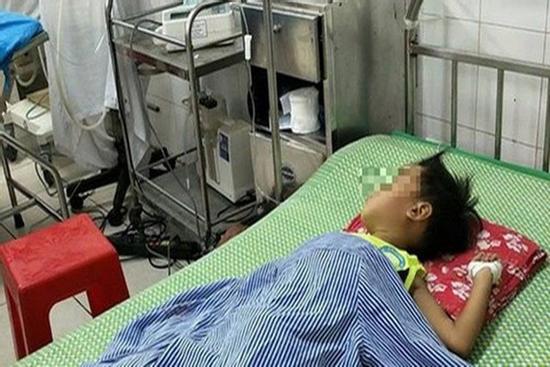 Bà cho uống nhầm nước tẩy, cháu bé 1 tuổi tử vong