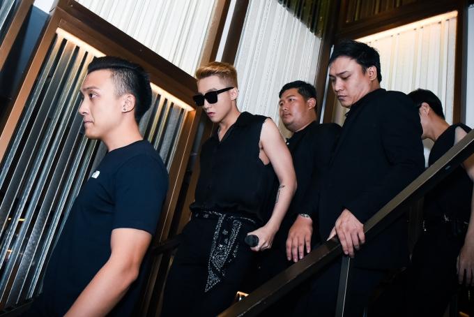 Được hàng chục vệ sĩ hộ tống đi diễn, Sơn Tùng M-TP vẫn bị fan cuồng đụng chạm phản cảm-2