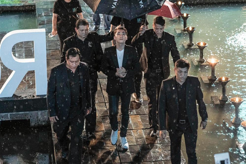 Được hàng chục vệ sĩ hộ tống đi diễn, Sơn Tùng M-TP vẫn bị fan cuồng đụng chạm phản cảm-8