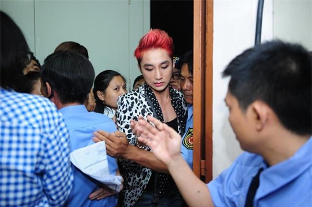 Được hàng chục vệ sĩ hộ tống đi diễn, Sơn Tùng M-TP vẫn bị fan cuồng đụng chạm phản cảm-1