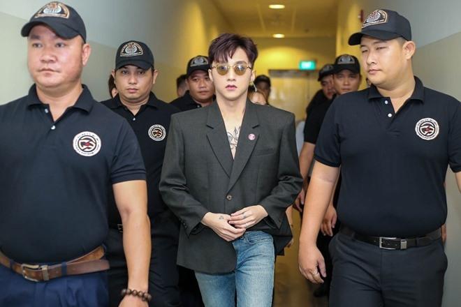 Được hàng chục vệ sĩ hộ tống đi diễn, Sơn Tùng M-TP vẫn bị fan cuồng đụng chạm phản cảm-3