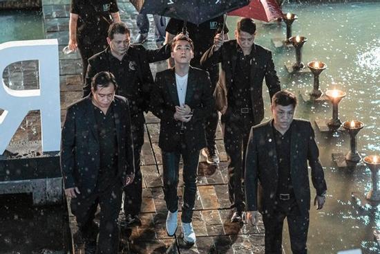 Được hàng chục vệ sĩ hộ tống đi diễn, Sơn Tùng M-TP vẫn bị fan cuồng 'đụng chạm' phản cảm