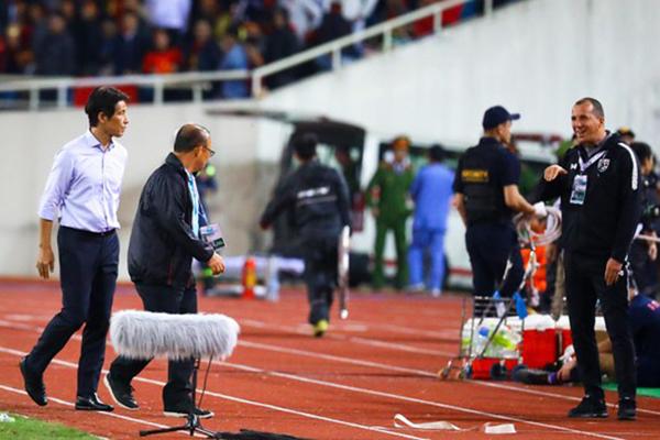 Không chỉ HLV thủ môn, hé lộ hình ảnh hậu vệ Thái Lan cũng tham gia khẩu chiến gắt với thầy Park-7