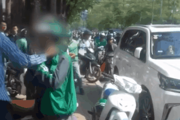 Clip: Thanh niên vặt gương xe Lexus, không ngờ tài xế vẫn ngồi trong ô tô...