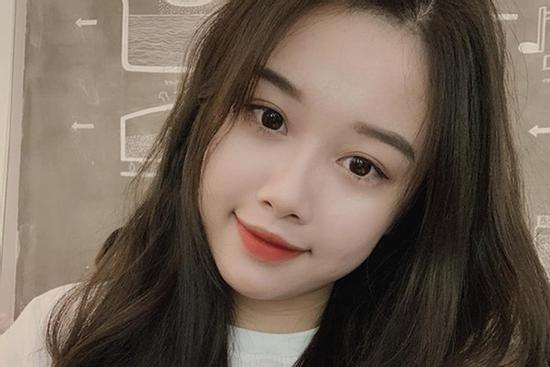 Bạn gái Văn Toàn ghen tỵ vì bố mẹ đến sân xem trận Việt Nam - Thái Lan