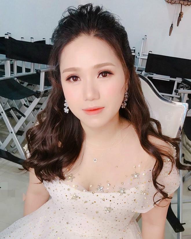 Thùy Chi trông như nữ sinh nhờ style trang điểm tông hồng-4