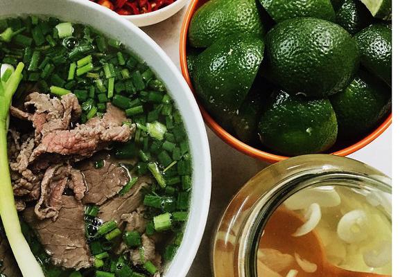 Khách Tây check-in phố đường tàu Hà Nội bất chấp lệnh cấm-1