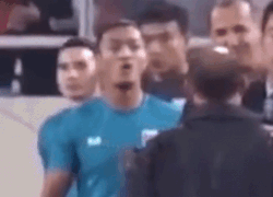 Không chỉ HLV thủ môn, hé lộ hình ảnh hậu vệ Thái Lan cũng tham gia khẩu chiến gắt với thầy Park-3