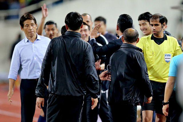 Không chỉ HLV thủ môn, hé lộ hình ảnh hậu vệ Thái Lan cũng tham gia khẩu chiến gắt với thầy Park-4