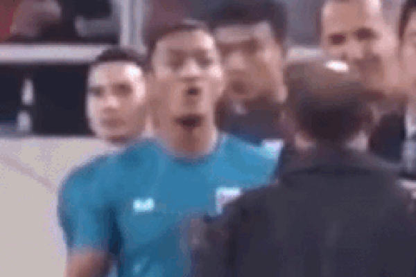 Không chỉ HLV thủ môn, hé lộ hình ảnh hậu vệ Thái Lan cũng tham gia 'khẩu chiến gắt' với thầy Park