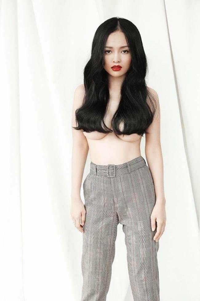 Cảnh nóng táo bạo của loạt mỹ nhân chưa 18 tuổi gây sốt dư luận-17