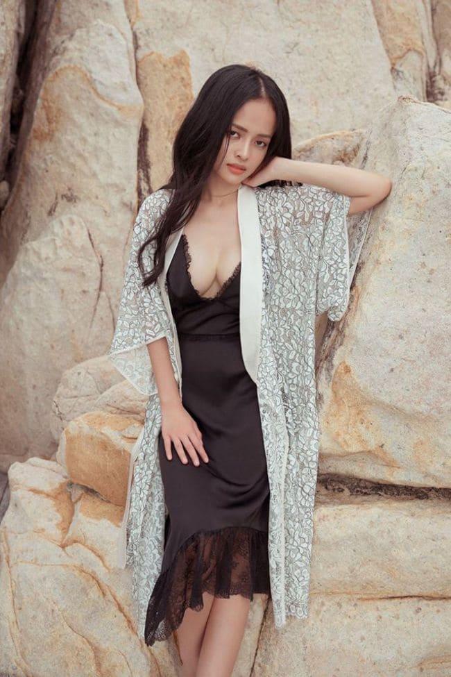 Cảnh nóng táo bạo của loạt mỹ nhân chưa 18 tuổi gây sốt dư luận-18