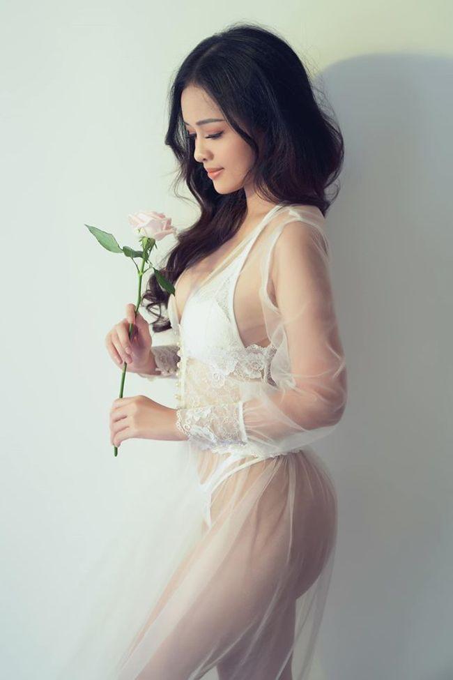 Cảnh nóng táo bạo của loạt mỹ nhân chưa 18 tuổi gây sốt dư luận-20