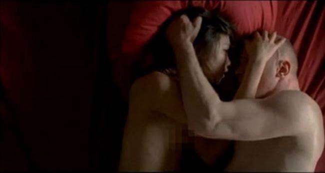 Cảnh nóng táo bạo của loạt mỹ nhân chưa 18 tuổi gây sốt dư luận-25