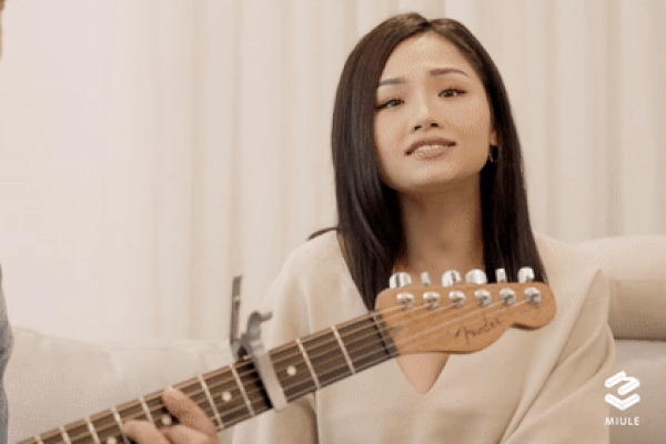 Tan chảy với combo 'tóc dài - giọng mộc' lụi tim của Miu Lê khi hát live hit mới