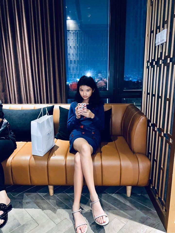 Mới 6 tuổi, con gái Thủy Tiên - Công Vinh đã sở hữu chiều cao vượt trội, gia nhập hội chân dài ái nữ nhà sao Việt-9