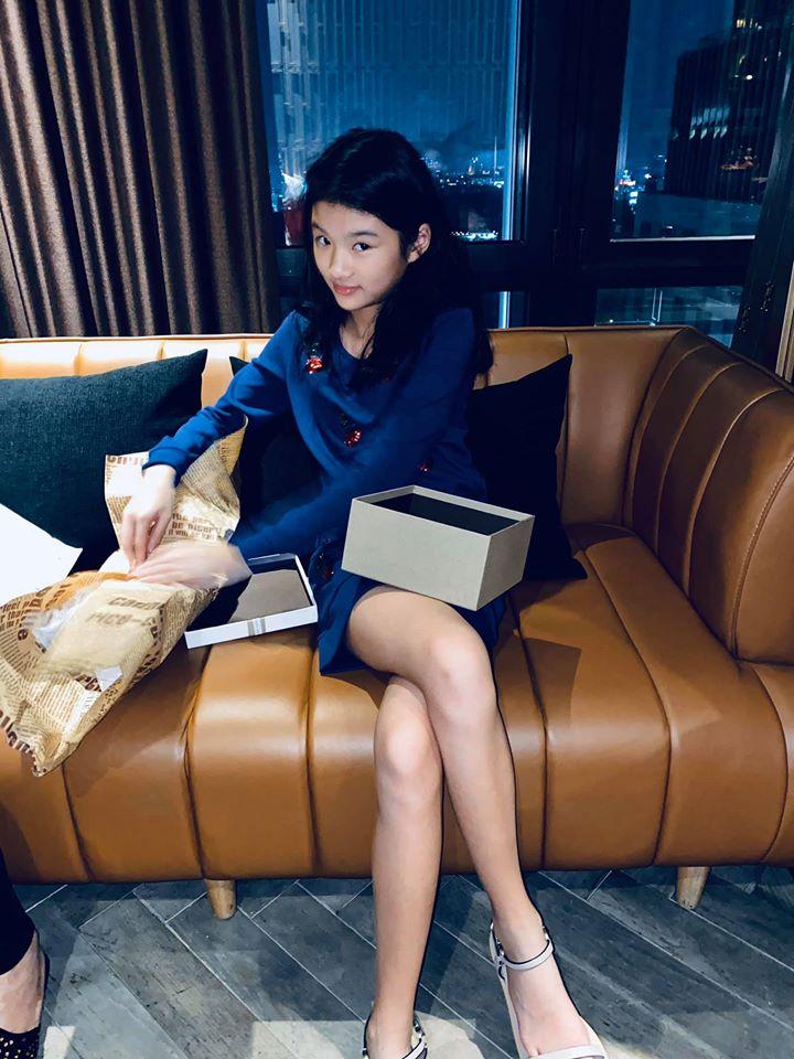 Lâu lâu mới xuất hiện, con gái Trương Ngọc Ánh gây bất ngờ với đôi chân dài miên man ở tuổi 11-4