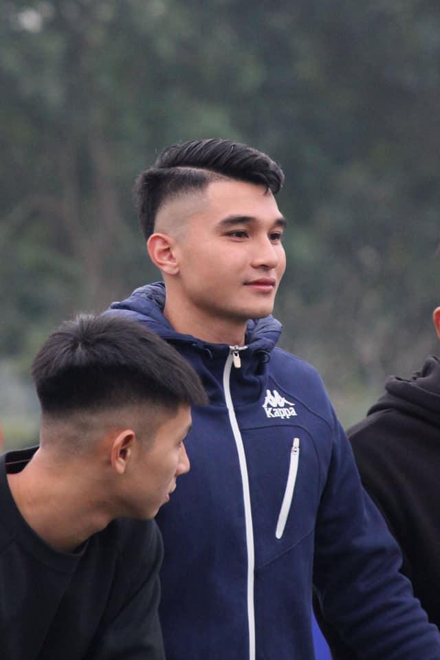 Cầu thủ Việt Nam đồng loạt khoe tóc mới trước trận chung kết lượt về