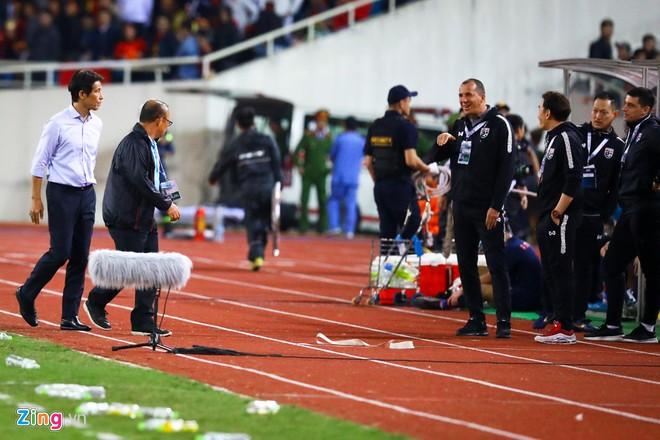 Trợ lý HLV Thái Lan xin lỗi sau vụ khiêu khích thầy Park-1