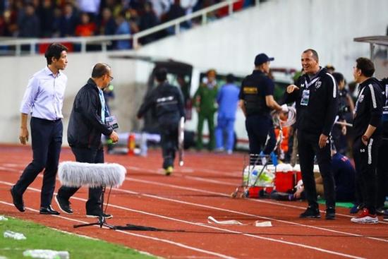 Trợ lý HLV Thái Lan xin lỗi sau vụ khiêu khích thầy Park