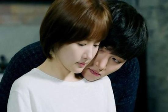 Gặp tình cũ trong ngày ra mắt em dâu, tôi rụng rời nghe em thì thầm 4 chữ