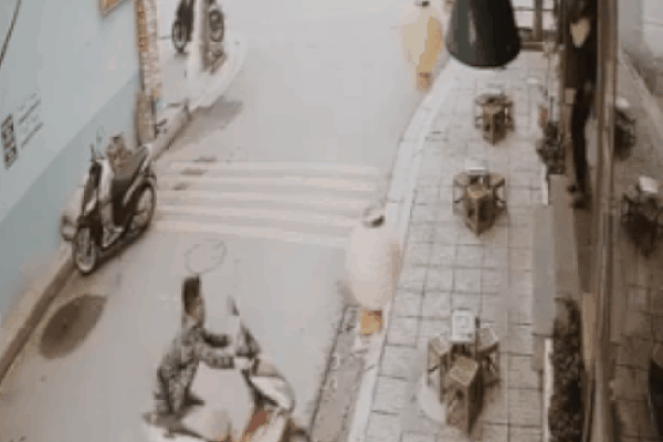 Clip: Thanh niên 'số nhọ' đã bị ngã tập tễnh rồi lại kéo ga quá đà, phi thẳng xe máy vào tường