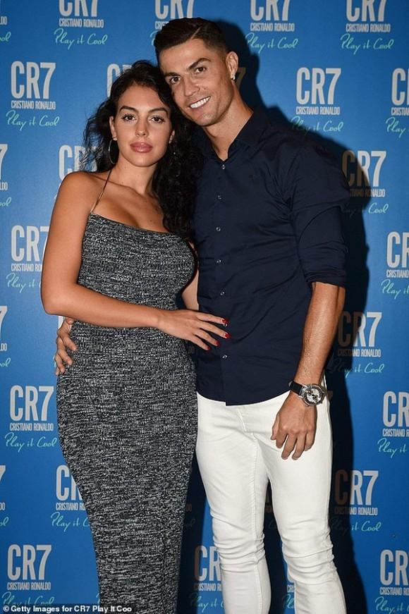 Ronaldo và bạn gái nóng bỏng bí mật tổ chức đám cưới sau 3 năm hẹn hò, sinh con?-1