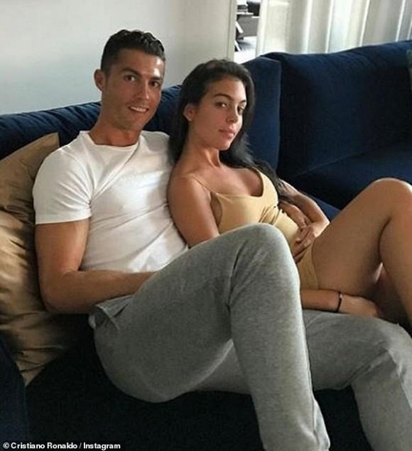 Ronaldo và bạn gái nóng bỏng bí mật tổ chức đám cưới sau 3 năm hẹn hò, sinh con?-4