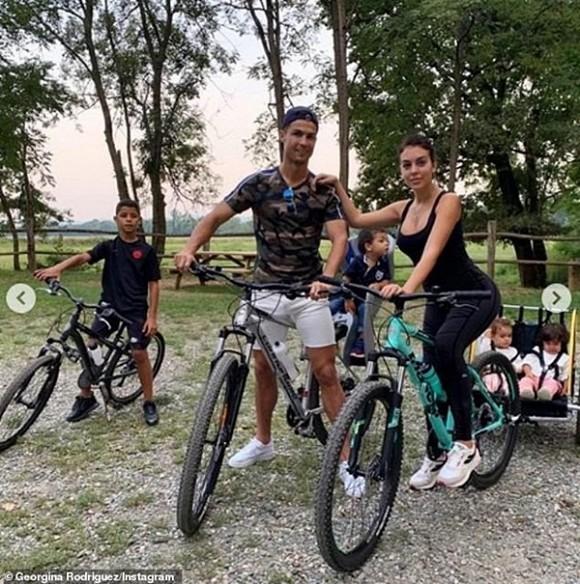 Ronaldo và bạn gái nóng bỏng bí mật tổ chức đám cưới sau 3 năm hẹn hò, sinh con?-5