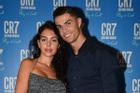 Ronaldo và bạn gái nóng bỏng bí mật tổ chức đám cưới sau 3 năm hẹn hò, sinh con?