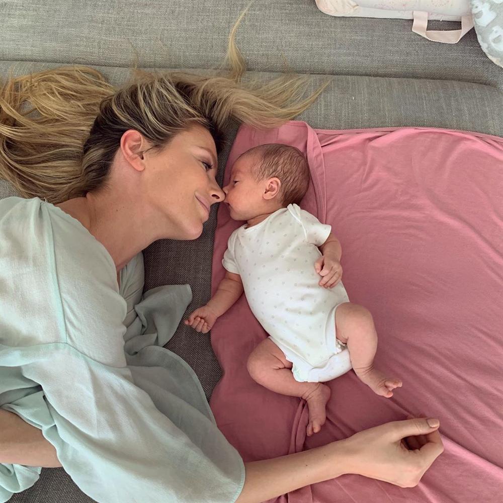 Bản tin Hoa hậu Hoàn vũ 21/11: HHen Niê chặt đẹp Hoàng Thùy khi lên đồ y chang phong cách-5