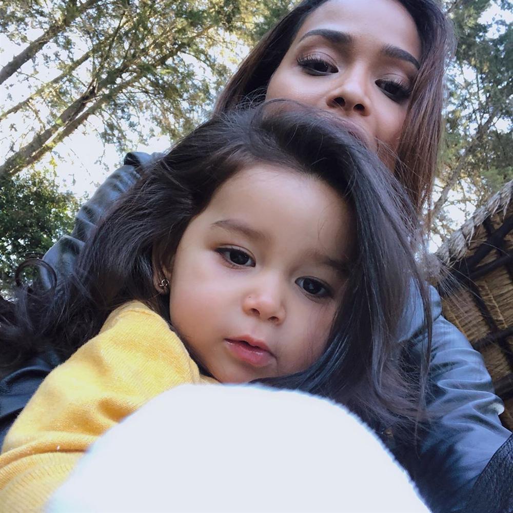 Bản tin Hoa hậu Hoàn vũ 21/11: HHen Niê chặt đẹp Hoàng Thùy khi lên đồ y chang phong cách-9