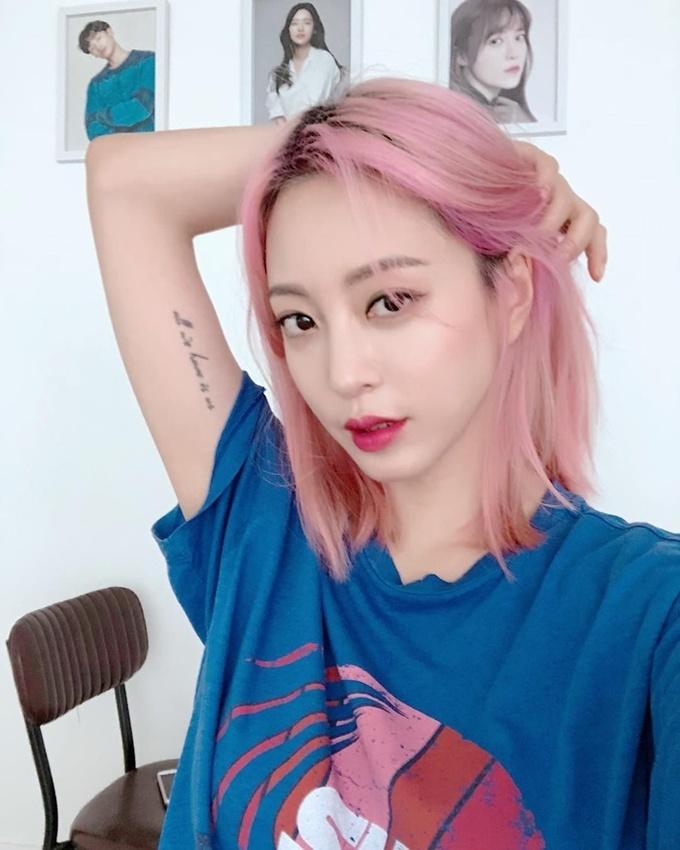 Han Ye Seul chứng minh visual và khả năng chịu chơi không hề kém các idol. Nữ diễn viên 38 tuổi thử nghiệm nhiều máu tóc lạ, kể cả tông màu hồng vốn chỉ dành cho những cô gái trẻ, phá cách.