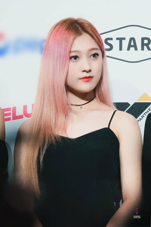 Cô nàng Choerry của nhóm Loona ghi điểm mái tóc tóc suôn mượt, tông màu cực kỳ thu hút.