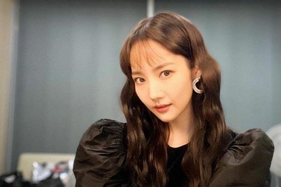 Park Min Young ngày càng lên hương từ trang phục và tóc tai khiến ai cũng khen ngợi nhan sắc