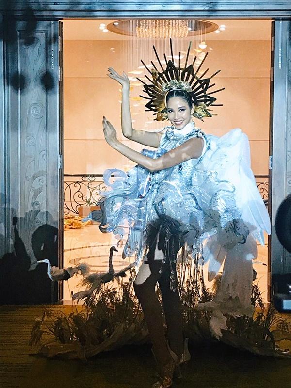 Cafe phin sữa đá trở thành quốc phục chính thức của Hoàng Thùy tại Miss Universe 2019-8