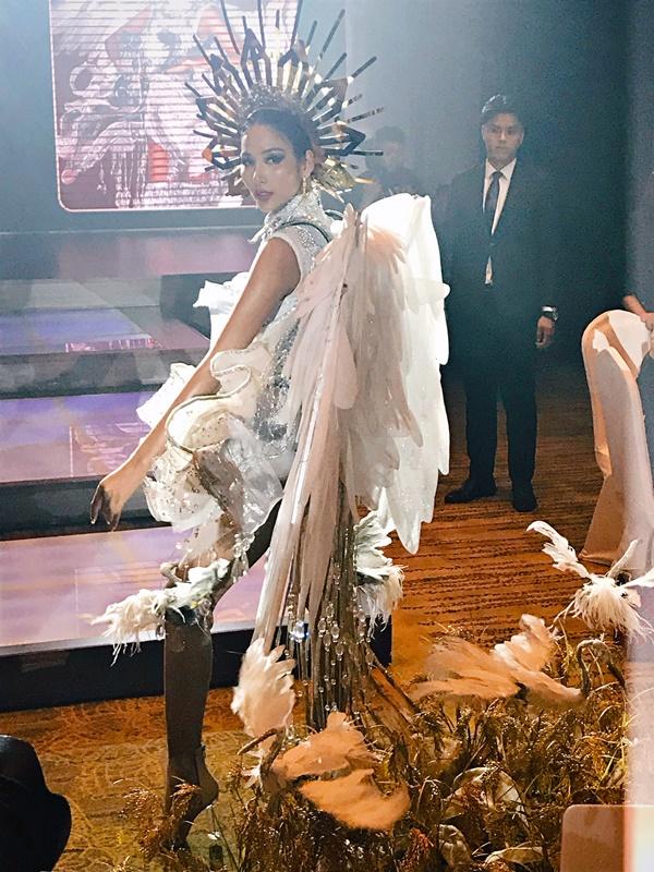 Cafe phin sữa đá trở thành quốc phục chính thức của Hoàng Thùy tại Miss Universe 2019-7