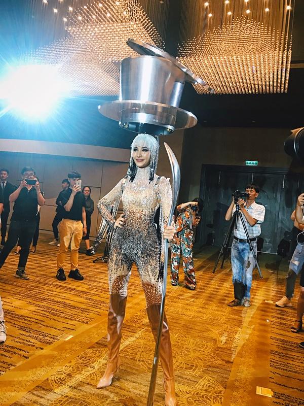 Cafe phin sữa đá trở thành quốc phục chính thức của Hoàng Thùy tại Miss Universe 2019-10