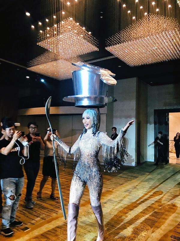 Cafe phin sữa đá trở thành quốc phục chính thức của Hoàng Thùy tại Miss Universe 2019-11