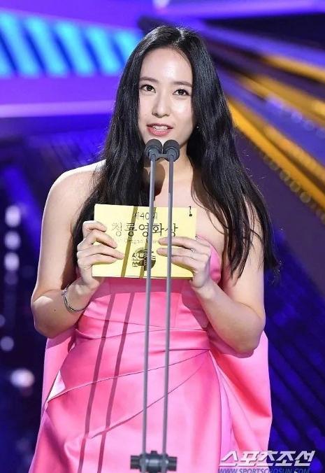 Công chúa băng giá Krystal bị chê tăng cân, xuống sắc-3