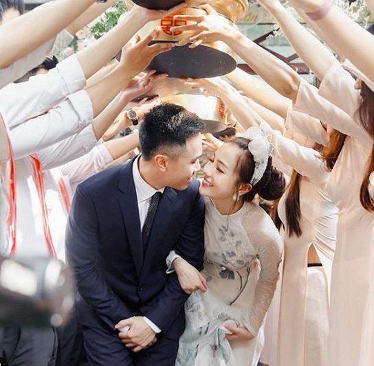 Mie Nguyễn khoe ảnh đẹp trong ngày ăn hỏi, đáng chú ý là hình ảnh sợ hãi ngồi bệt trước giờ lên xe hoa-3